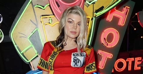 Fergie strips completely naked and poses for a。